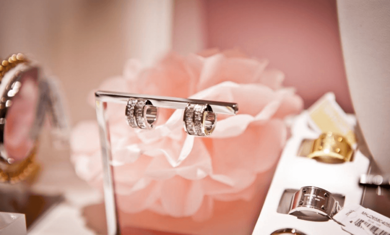 6 Tips to Match a Wedding Band to Diamond Engagement Rings