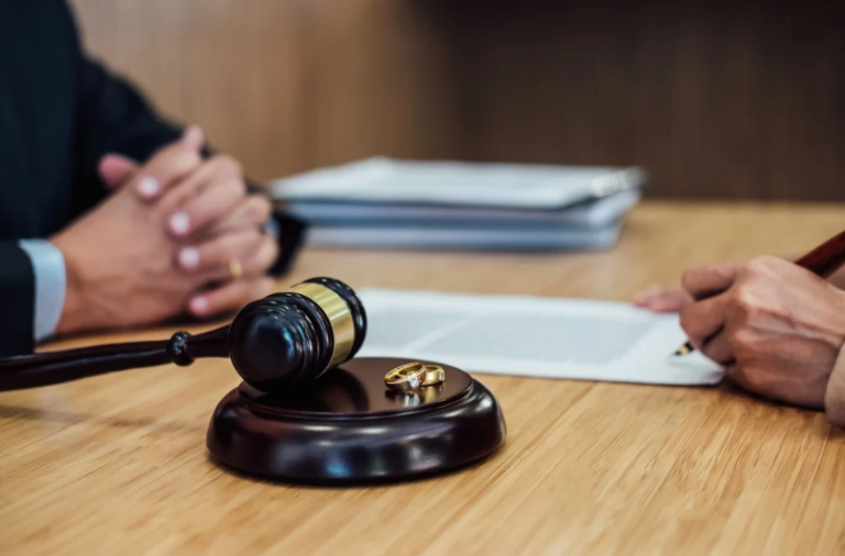 Navigating Divorce: A Guide to Family Law Lawyers